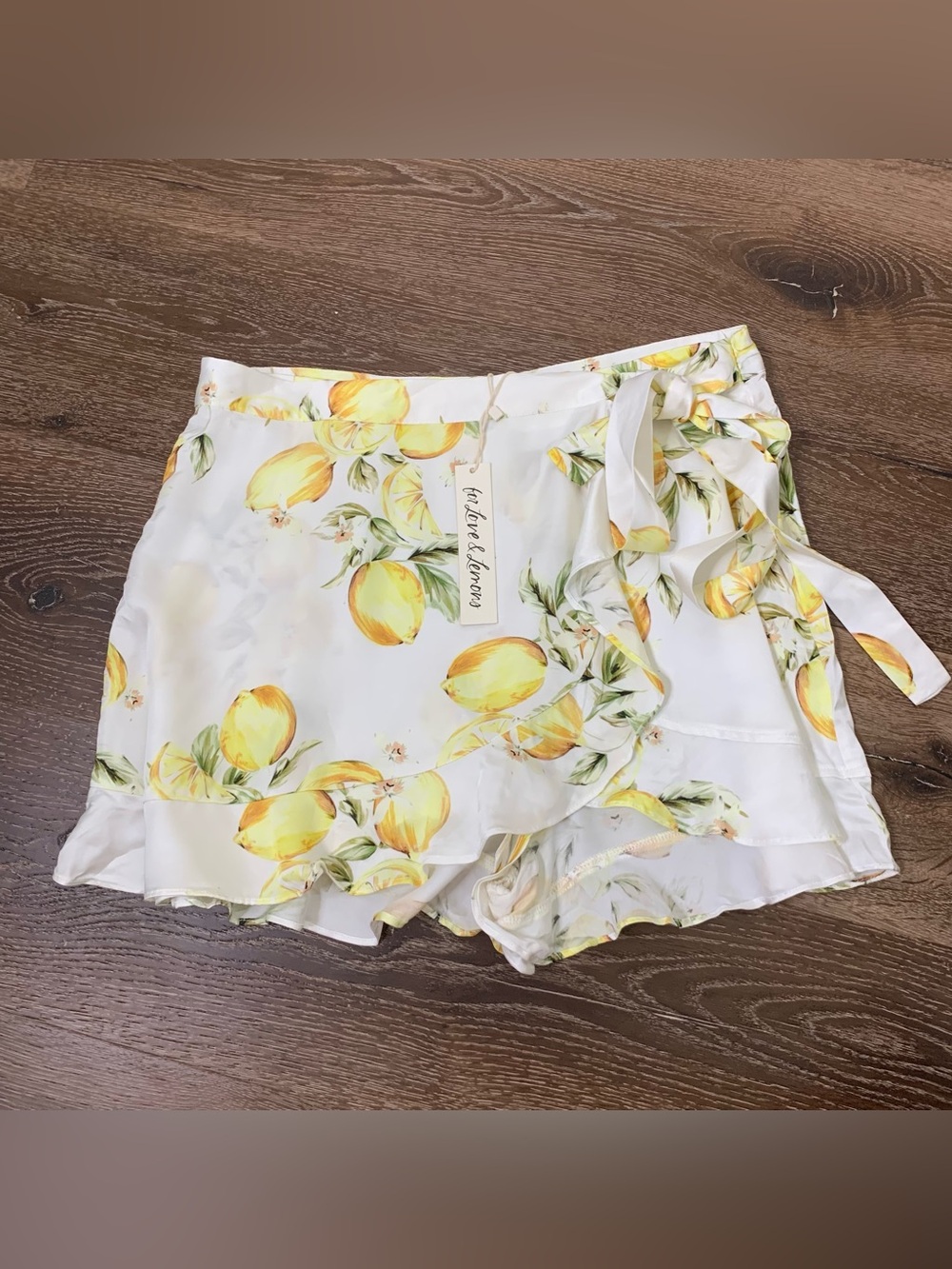 For love & lemons womens jupe Cheryl shorts in yellow lemon print M NWT